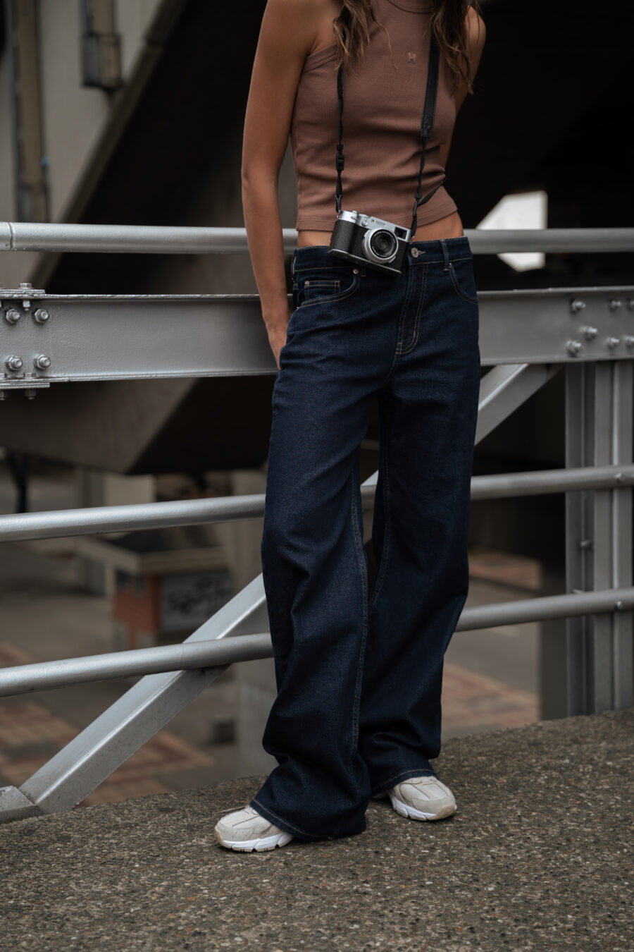 LOW-RISE RAW JEAN WITH METALLIC THREAD