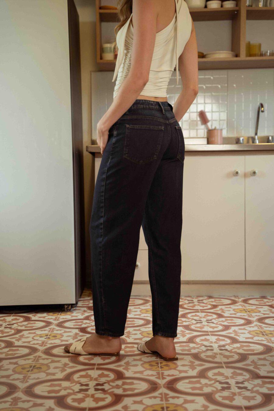 LOW RISE DARK BLUE BARREL JEAN - Image 2
