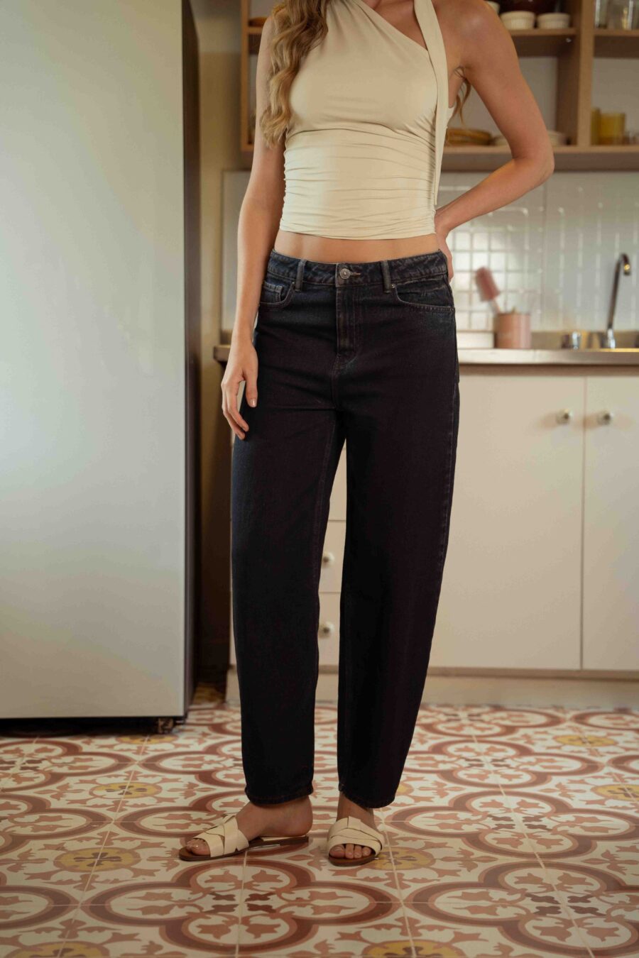 LOW RISE DARK BLUE BARREL JEAN - Image 5