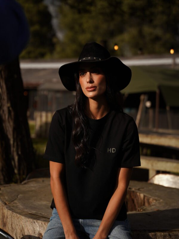 ESSENTIAL BLACK TEE