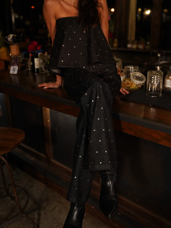 BLACK STRAIGHT JEAN WITH FRONT RHINESTONES