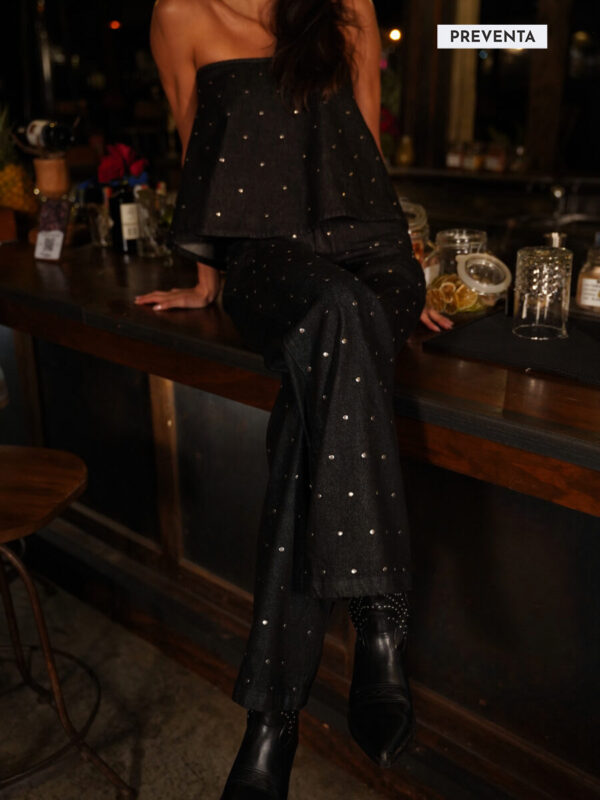 BLACK STRAIGHT JEAN WITH FRONT RHINESTONES