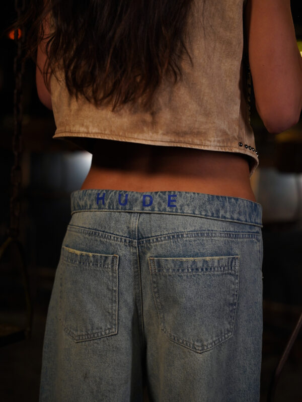 MID-RISE BARREL JEAN WITH FOLDED WAISTBAND