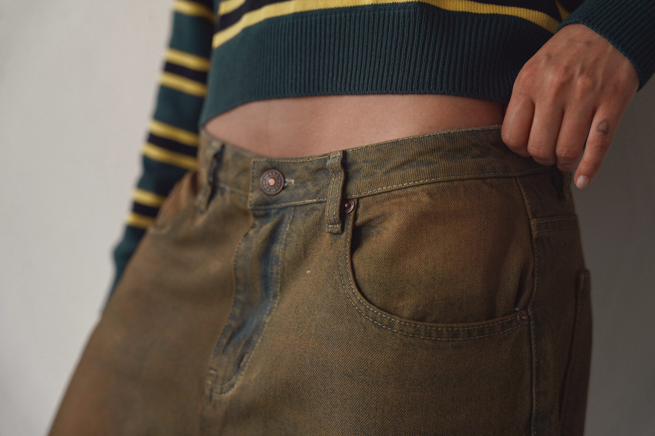 VINTAGE RESIN BARREL JEANS - Image 9