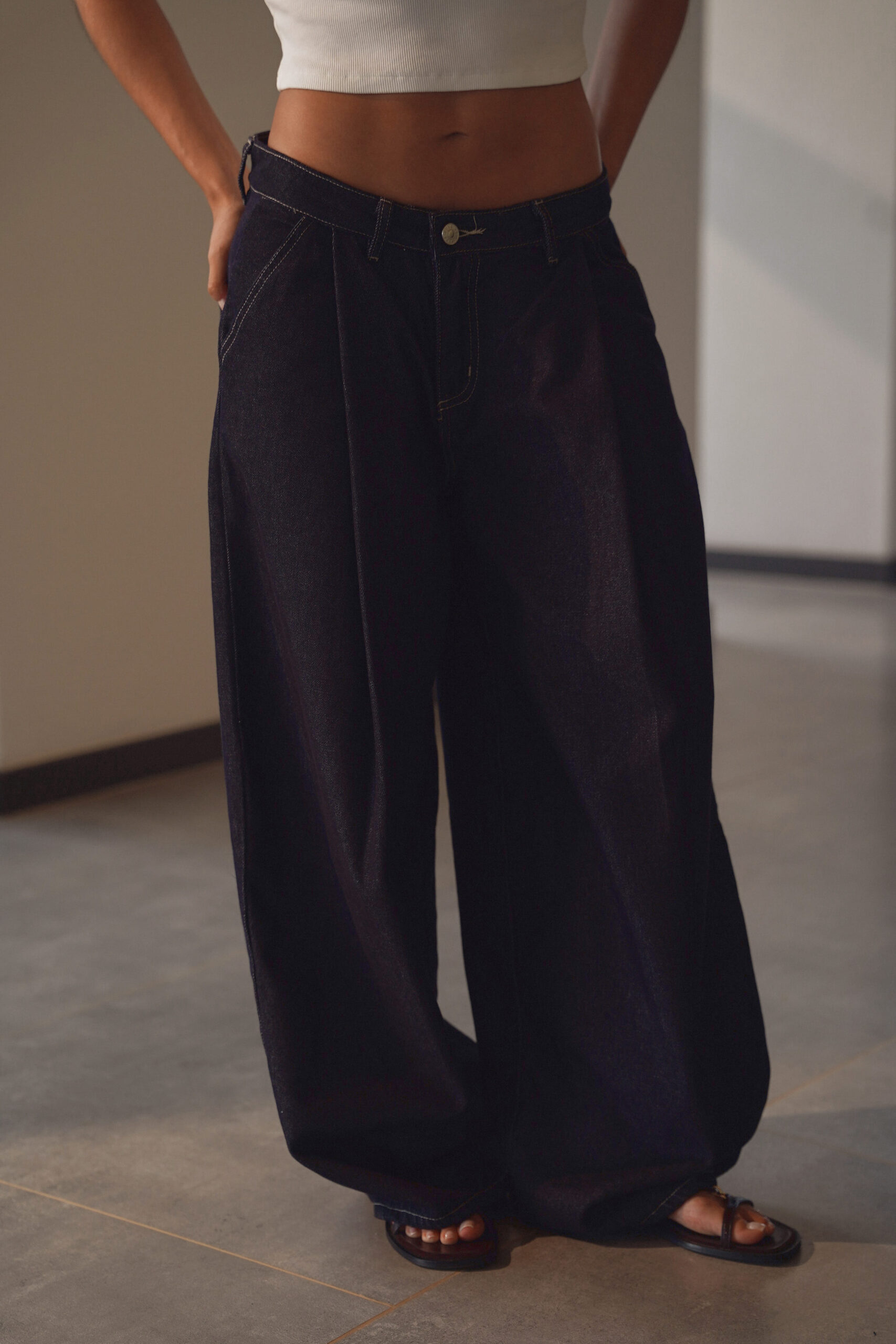 RAW DENIM PLEATED WIDE-LEG PANTS - Image 4